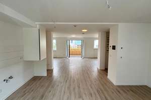 moderne EG-Wohnung mit großem Balkon