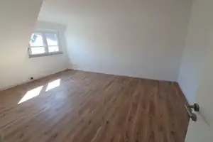 Ansprechende 3-Raum-Dachgeschosswohnung mit Einbauküche, Erstbezug nach Sanierung – Sülmerstr 53, 74072 Heilbronn – Vorschaubild 2