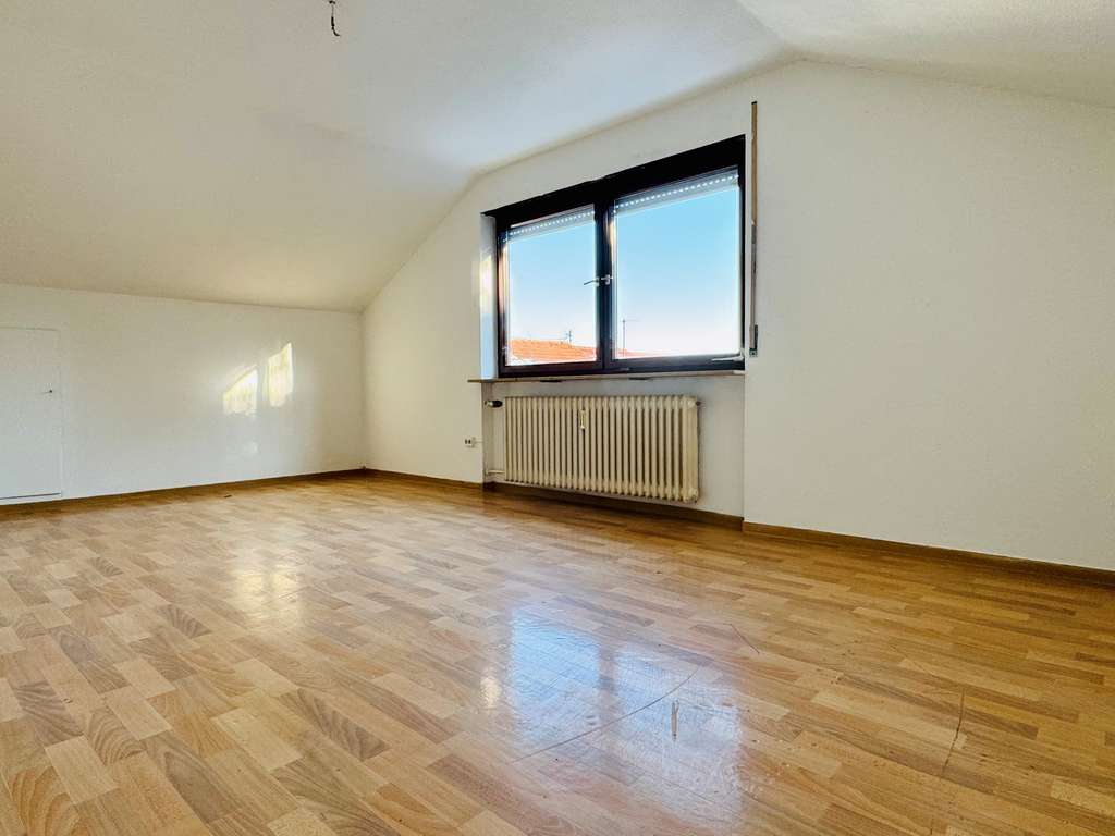 Immobilie in Freiberg am Neckar - Dachgeschosstraum  mit viel Potenzial - 2 Zimmer sofort frei - zu verkaufen - Bild 1