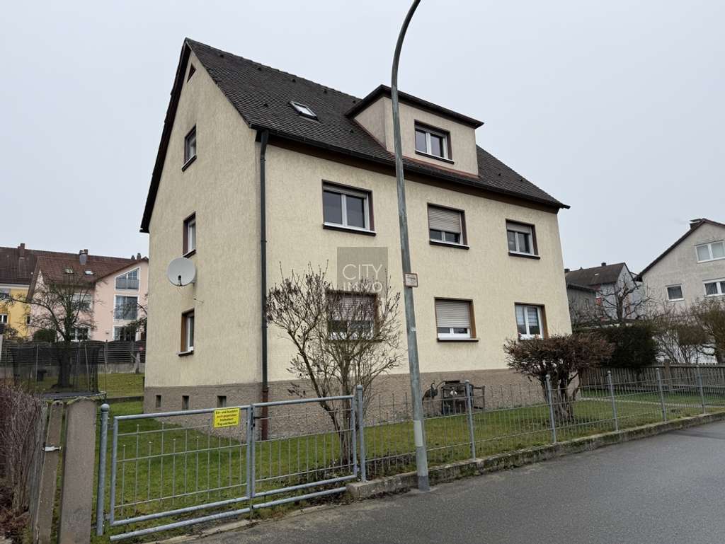 Immobilie in Weiden in der Oberpfalz - 3-Familienhaus mit großem Grundstück in zentrumsnaher Lage - Weiden - Bild 1