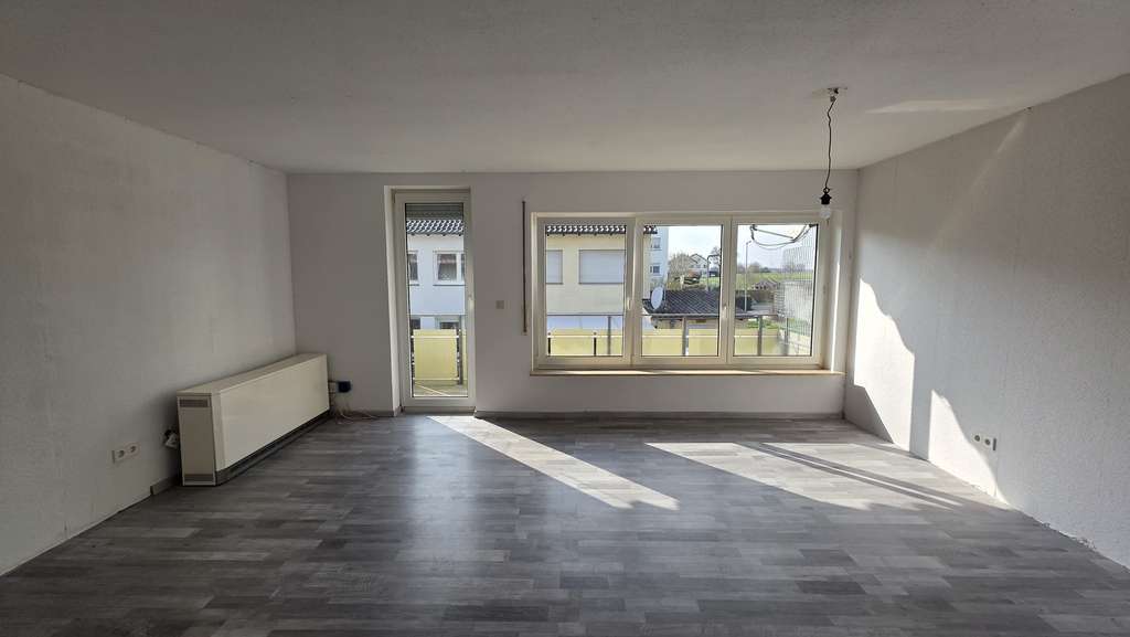 Immobilie in Sachsenheim - Helle 3-Zi-Wohnung mit sonnigem Balkon und Blick ins Grüne in Kleinsachsenheim - Bild 2