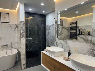 Designbad, Kamin & Kochinsel: Exklusive Eigentumswohnung