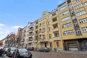 Kapitalanlage: Vermietete, helle 3-Zimmer-Dachgeschosswohnung mit einer Terrasse u. Holzparkettböden