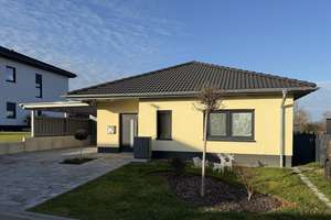 Nur noch wenige Grundstücke: Neubau-Bungalow im Baugebiet „Zur Tränke“ in Top-Grünlage von Thalheim – Zur Tränke 20, 6766 Bitterfeld-Wolfen – Vorschaubild 1