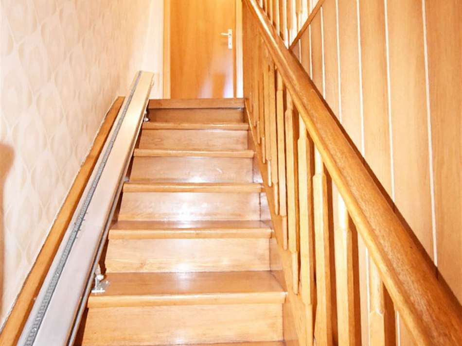 Holztreppe zur Wohnebene