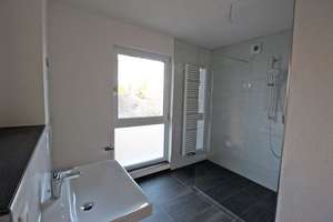 2-Zimmer-Wohnung im Erdgeschoss mit sonniger Terrasse und Einbauküche – Rennweg 111 c, 84034 West, Landshut – Vorschaubild 3