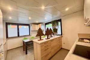 Gepflegte 3-Zimmer-Erdgeschosswohnung mit Balkon, neuer Einbauküche und Garten in Reckendorf – Greifenklaustraße 12, 96182 Reckendorf – Vorschaubild 1
