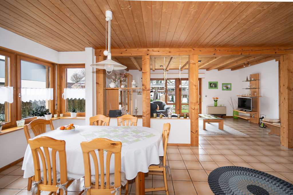 Immobilie in Wutöschingen - Wohnen mit Herz – gepflegt und gemütlich - ein Haus zum Wohlfühlen mit kleinem Gartenparadies! - Bild 2