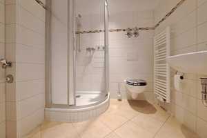 ! Wohnen in der Beimssiedlung - sanierte 2 Raum mit Balkon und Dusche ! – Völpker Str. 16, 39110 Magdeburg – Vorschaubild 1