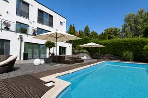 Exklusive und luxuriöse Villa mit Pool und Einliegerwohnung am Naturschutzgebiet Hamburg-Boberg!