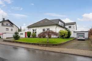 Freistehendes Einfamilienhaus mit Einliegerwohnung im Herzen von Bedburg! – Rhein-Erft-Kreis – Vorschaubild 1