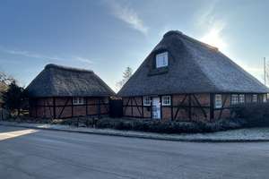 Stilvolles reetgedecktes Einfamilienfachwerkhaus und Nebengebäude im Landhausstil
