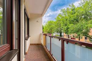 Renovierte 2-Zim.-Wohnung mit Einbauküche, 2x Balkonen & Stellplatz im schönen Bogenhausen – Die vollständige Adresse der Immobilie erhältst du vom Anbieter., 81925 Oberföhring, München – Vorschaubild 1