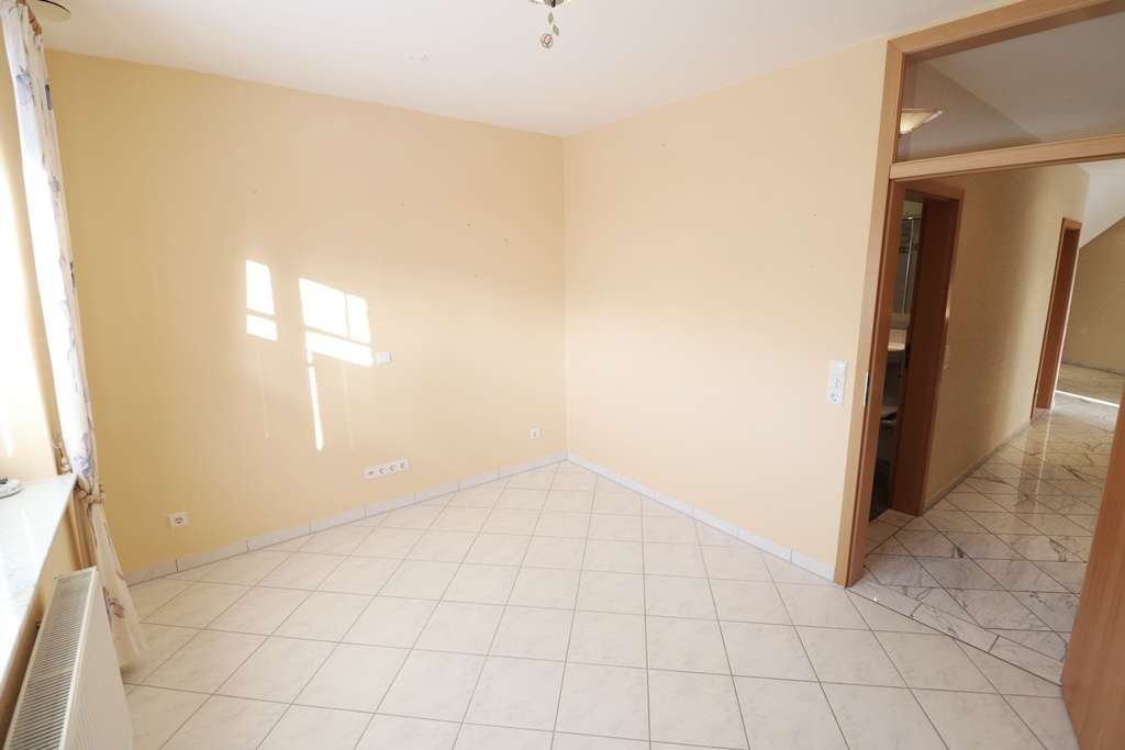 Immobilie in Cloppenburg - Schickes, topgepflegtes Zweifamilienhaus mit Garagen- und Geräteanbau sowie schönem Garten - Bild 1