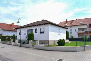 Freistehender Bungalow mit Garten, Garage, ELW und großzügigem Grundstück in Groß-Rohrheim – Die vollständige Adresse der Immobilie erhältst du vom Anbieter., 68649 Groß-Rohrheim – Vorschaubild 1