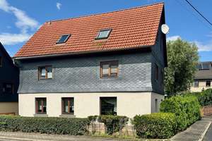 Großzügiges Wohnerlebnis auf kleinem Grundstück – Haus mit 6 Zimmern zum sofortigem Einzug + op – Die vollständige Adresse der Immobilie erhältst du vom Anbieter., 8132 Mülsen – Vorschaubild 1