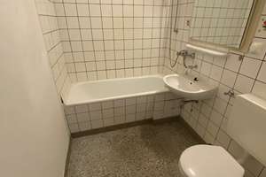 Hochparterrewohnung mit Balkon nahe dem S-Bhf. Springpfuhl neu zu vermieten - WBS erforderlich ! – Marzahner Chaussee 192a, 12681 Marzahn, Berlin – Vorschaubild 8