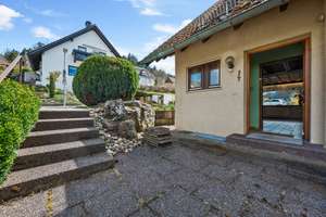 RESERVIERT: Charmantes Reihenendhaus in Seewald mit sonnigem Balkon & Terrasse – Die vollständige Adresse der Immobilie erhältst du vom Anbieter., 72297 Seewald – Vorschaubild 2