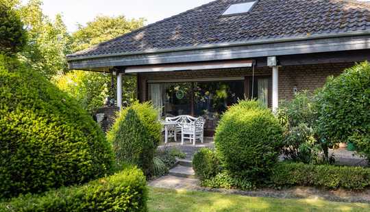 Bild von *** MASSIV BUNGALOW mit WALMDACH auf RIESEN GRUNDSTÜCK mit kleinem WALDSTÜCK ***