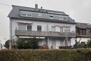 Gepflegte 4-Zimmer DG-Wohnung mit Außenstellplatz