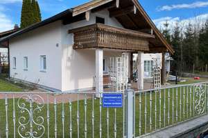 Viel Platz auch für 2 Familien in freistehenden Haus in guter Lage – Die vollständige Adresse der Immobilie erhältst du vom Anbieter., 83026 Happing, Rosenheim – Vorschaubild 1