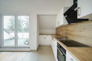 Stilvolle 3-Zimmer-Dachgeschosswohnung mit geh. Innenausstattung mit Balkon und EBK – Stettner Straße 23, 81549 München – Vorschaubild 4