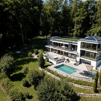 Prachtvilla im Modernstyle insb. für Auto- und Bootsliebhaber