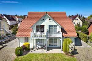 Ostsee-Rückzugsort: Stilvolle 4-Zimmer-Wohnung mit Südost-Balkon & Gartenanteil
