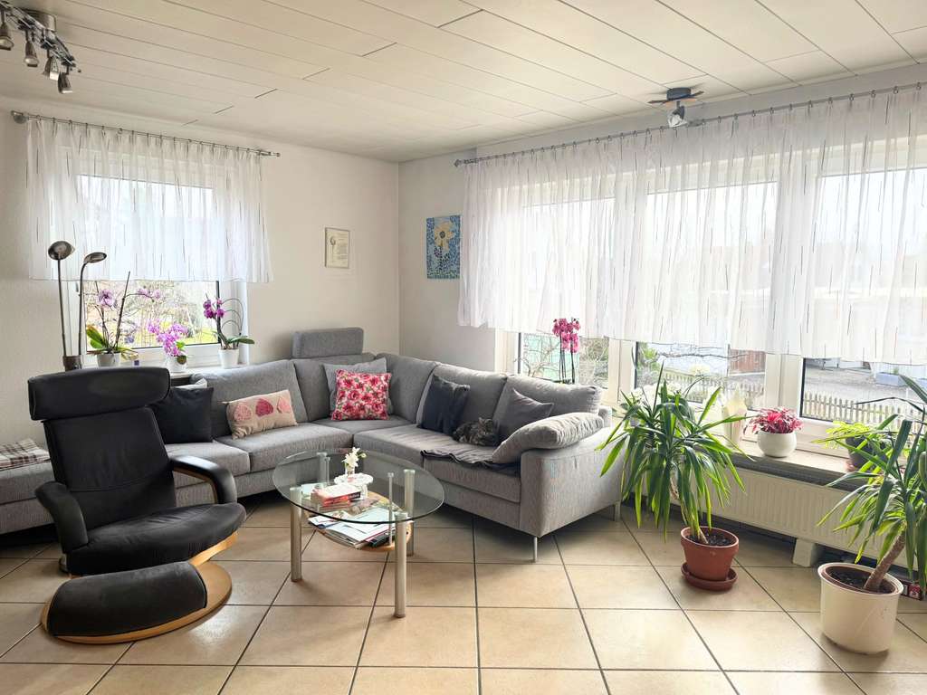 Immobilie in Küssaberg - Dangstetten-Einfamilienhaus mit Doppelgarage und Einliegerwohnung-Wohnen und Arbeiten unter einem Da - Bild 1