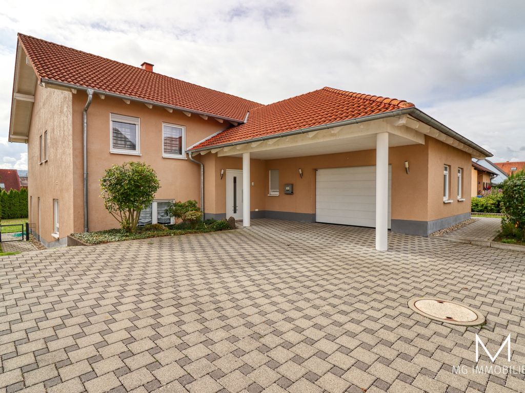 MG Großzügiges Einfamilienhaus mit Garage in Hütschenhausen
