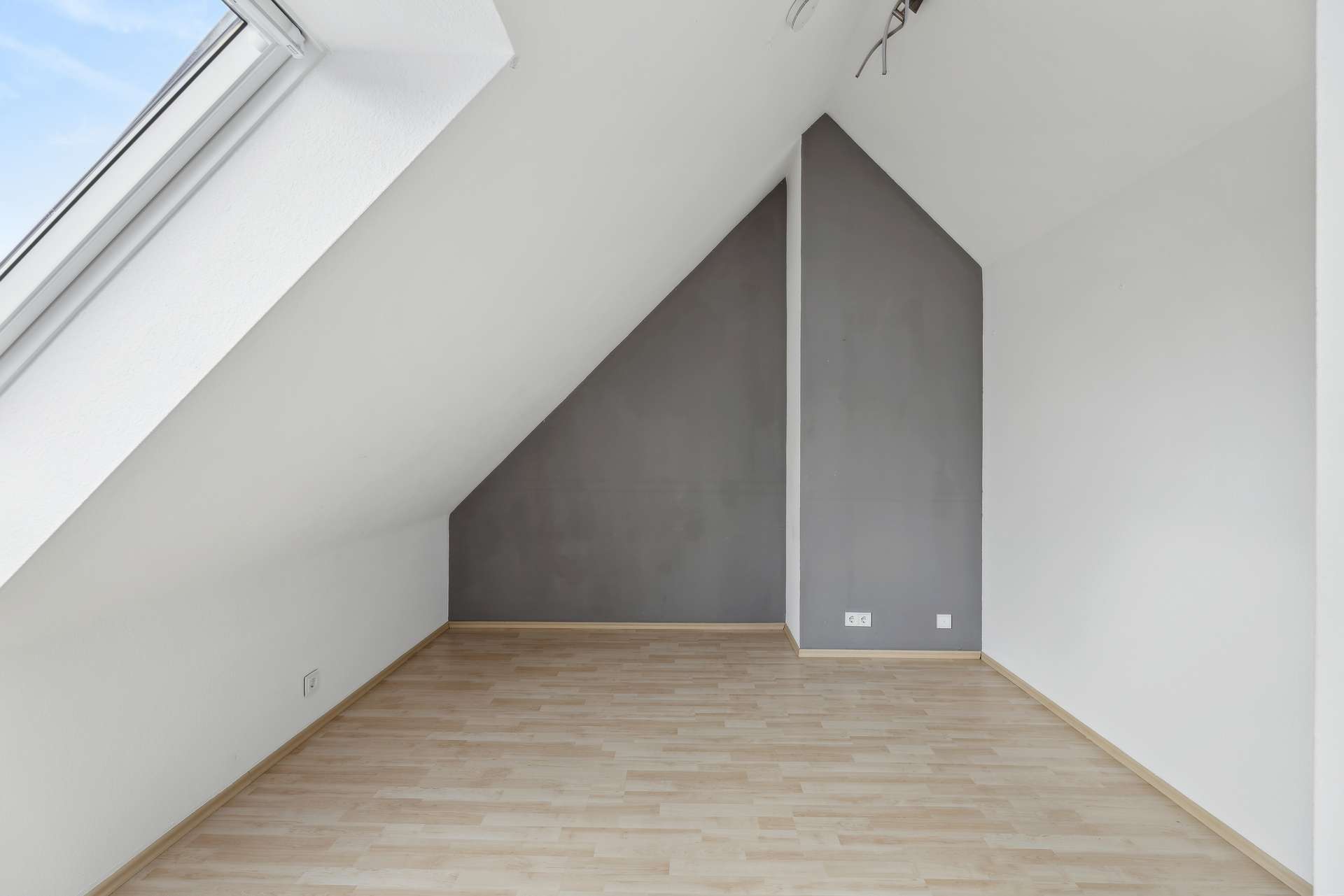 Immobilie in Röttenbach - Schicke 4-Zimmer Maisonette-Wohnung (2. OG u. DG) in Ortsrandlage von Röttenbach! - Bild 0