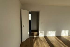 Apartment in Augsburg: Zwei-Zimmer-Wohnung mit Balkon in der Neuburger Straße – Die vollständige Adresse der Immobilie erhältst du vom Anbieter., 86152 Lechhausen-West, Augsburg – Vorschaubild 4