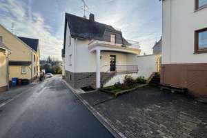 Gepflegtes Einfamilienhaus mit Balkon in guter Lage von Dornburg - ideal für Familien! – Die vollständige Adresse der Immobilie erhältst du vom Anbieter., 65599 Dornburg – Vorschaubild 4