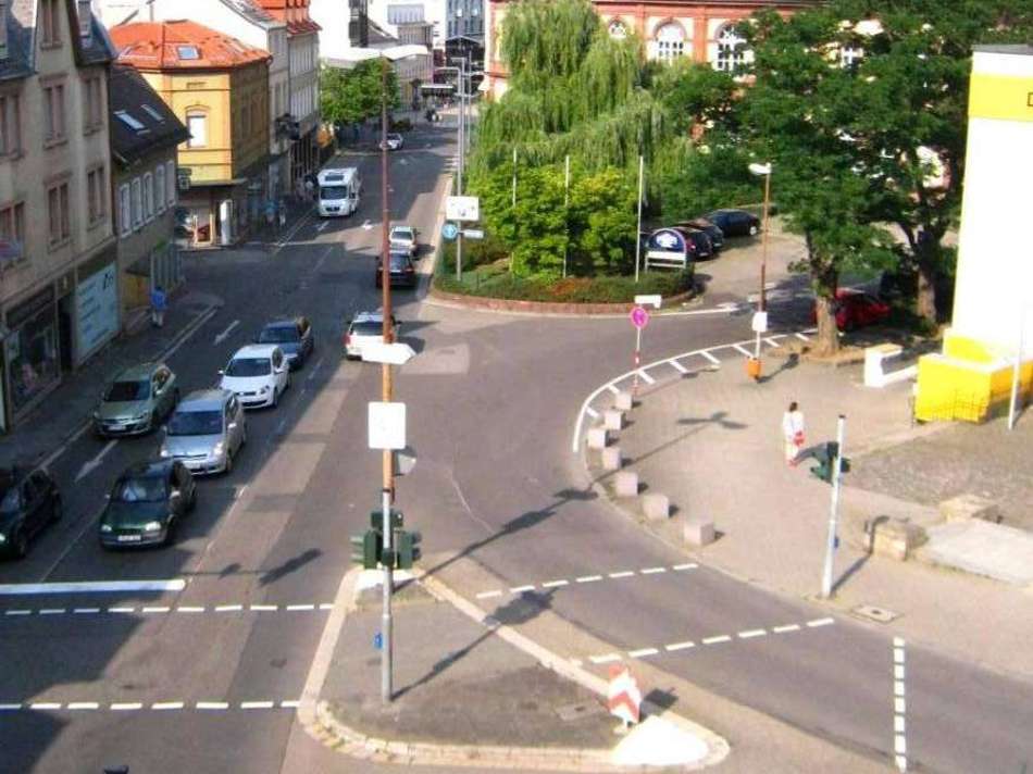 den  Saalbau  im Blick