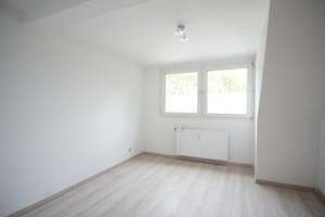 ~  Tolle Dachgeschosswohnung mit neuem Bad + Laminat + ruhig aber zentral ~ – Niebuhrstraße 78, 47138 Obermeiderich, Duisburg – Vorschaubild 5