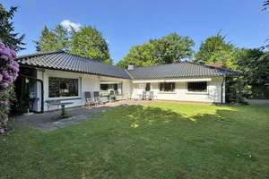 Wohnen im Grünen: Blickgeschütztes Familienidyll mit Südgarten in Blankenese