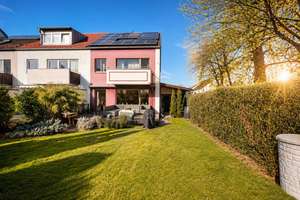 Provisionsfrei: Stilvolles Reiheneckhaus in ruhiger Bestlage von Erding 5 Zimmer, Dachstudio&Solar – Die vollständige Adresse der Immobilie erhältst du vom Anbieter., 85435 Erding – Vorschaubild 2
