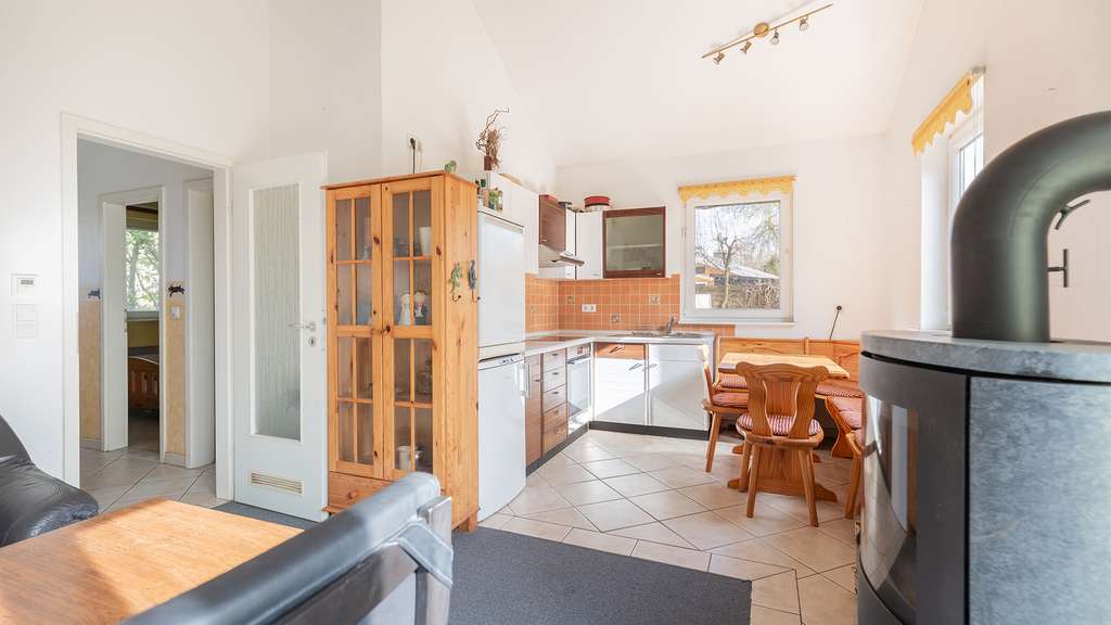 Immobilie in Nehms - Charmantes Ferienhaus mit Kamin und großem Garten unmittelbar am Nehmser See! - Bild 3