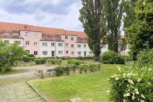 GUT GESCHNITTEN 2 ZI. WOHNUNG ZUM MODERNISIEREN - AUF PARKÄHNLICHEM GRUNDSTÜCK - IN RUHIGLAGE