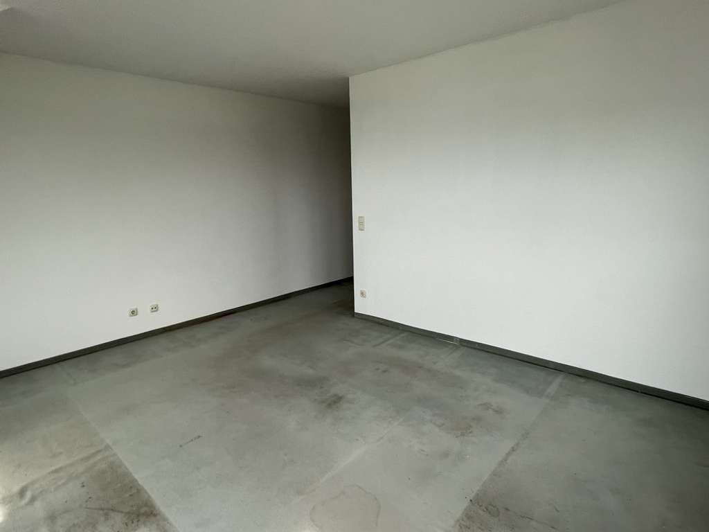 Immobilie in Naunhof - TOP BEZUGSFREI, Lichtdurchflutete 2-Raum-Dachgeschosswohnung inkl. 2 TG Stellplätze zu verkaufen! - Bild 1