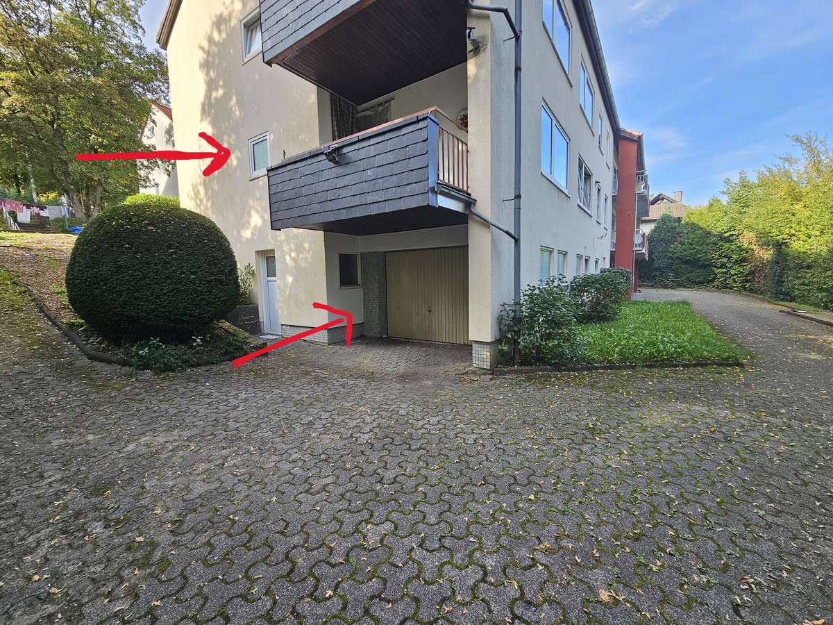 Gemütliche, gut geschnittene 3-ZKB mit Balkon und großer Garage in gepflegtem MFH