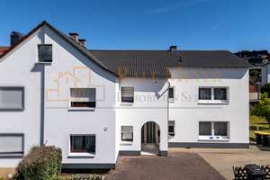 Modernisiertes Zweifamilienhaus mit Doppelgarage und vielseitigen Nutzungsmöglichkeiten in Oberndorf – Die vollständige Adresse der Immobilie erhältst du vom Anbieter., 35606 Solms – Vorschaubild 2