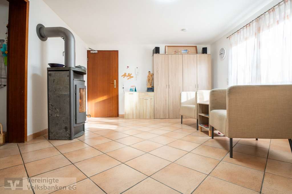 Immobilie in Simmozheim - Gemütliches EFH mit Terrasse, Garten und viel Platz für Ihre Fahrzeuge in Simmozheim! - Bild 3