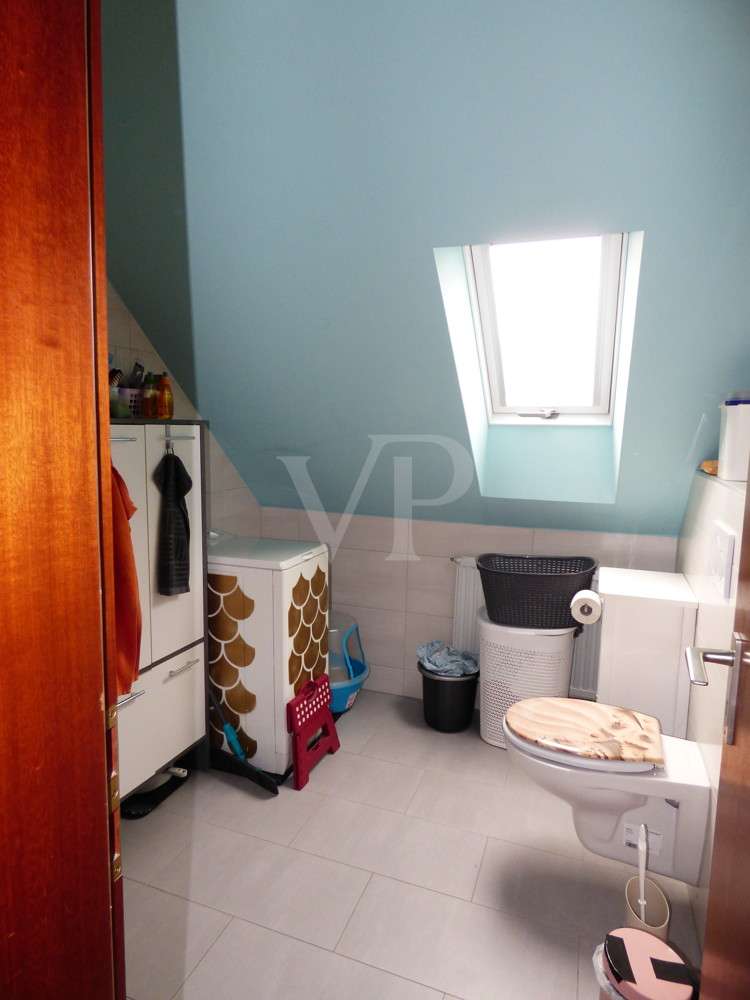 Immobilie in Kinding - Preisreduzierung:
Wohnraum satt!
Einfamilienhaus, Dachgeschosswohnung, angeschlossener Gasthof mit - Bild 2