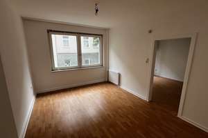 Teilsanierte 2-Zimmer-Wohnung mit 2 Balkonen und neuem Badezimmer