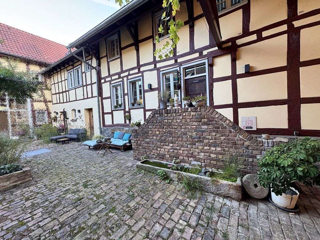 Immobilie in Wachtberg - zwei gepflegte Altbauwohnungen in bevorzugter Lage mit Flair und zwei Garagen - Bild 2