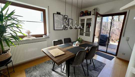 Bild von Ländlich und doch stadtnah:
Zweifamilienhaus mit zwei Garagen