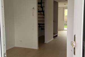 Elegantes 5,5-Zimmer-Reihenmittelhaus mit 2 großen Tiefgaragen und Südterasse in Weingarten (Baden) – Ulmenplatz 1/2, 76356 Weingarten (Baden) – Vorschaubild 3
