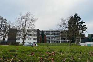3 Zimmer, 2 Bäder, Mosel-Balkon, Einbauküche, großer privater Keller-Stauraum, Parkplatz – 54292 Nord, Trier – Vorschaubild 2