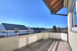 Großzügige 4-Zimmer-Wohnung mit Süd-Balkon, Kachelofen und Fußbodenheizung – voll möbliert – Die vollständige Adresse der Immobilie erhältst du vom Anbieter., 74078 Kirchhausen, Heilbronn – Vorschaubild 3